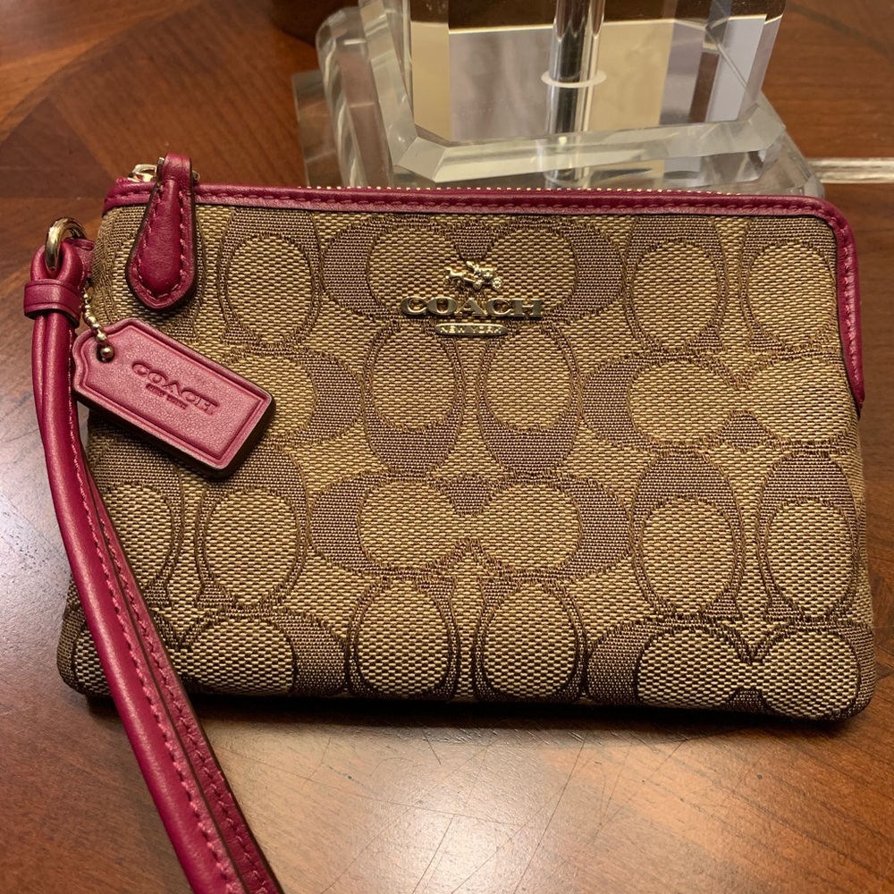 COACH Corner Zip Wristlet (Fushia)